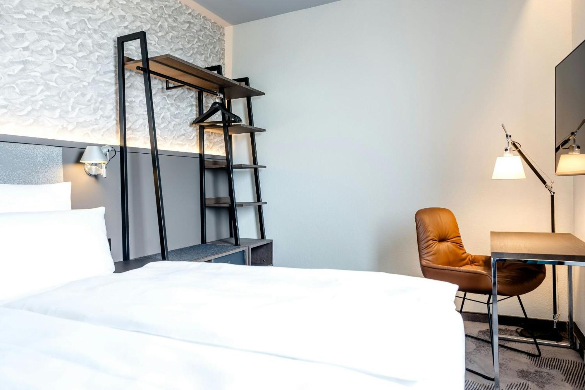 Room Queen Size Bed